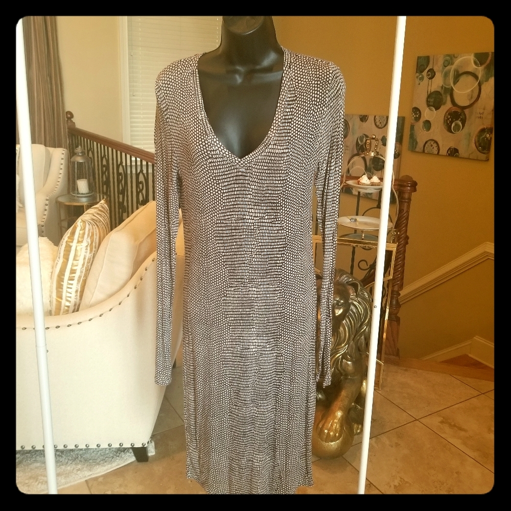 🎀 BCBG print v-neck body dress